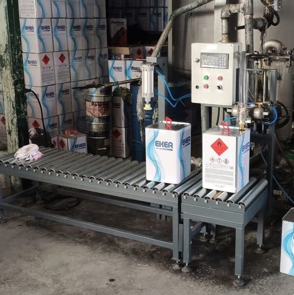 “50 kg Kapasiteli ±5 g Hassasiyetli, 3 Pozisyonlu Vana ile Pnömatik Sıvı Dolum Makinesi”